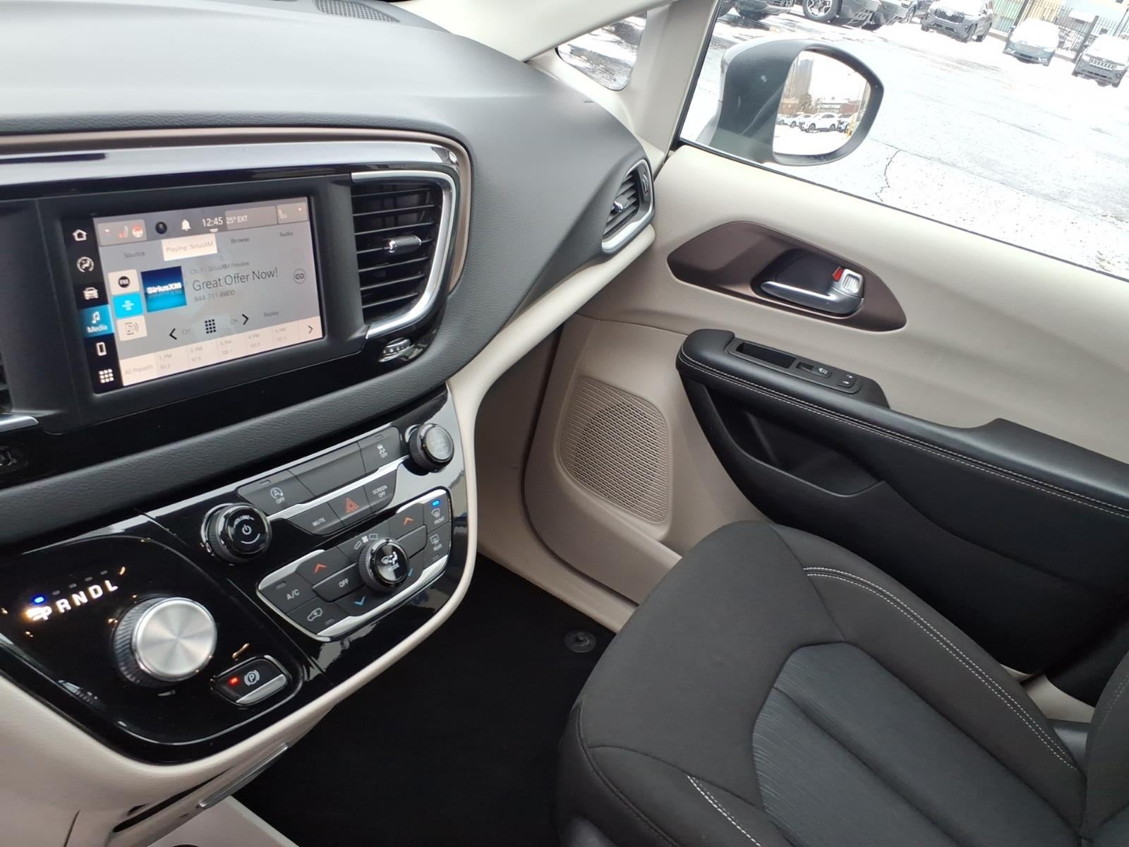 2023 Chrysler Voyager LX